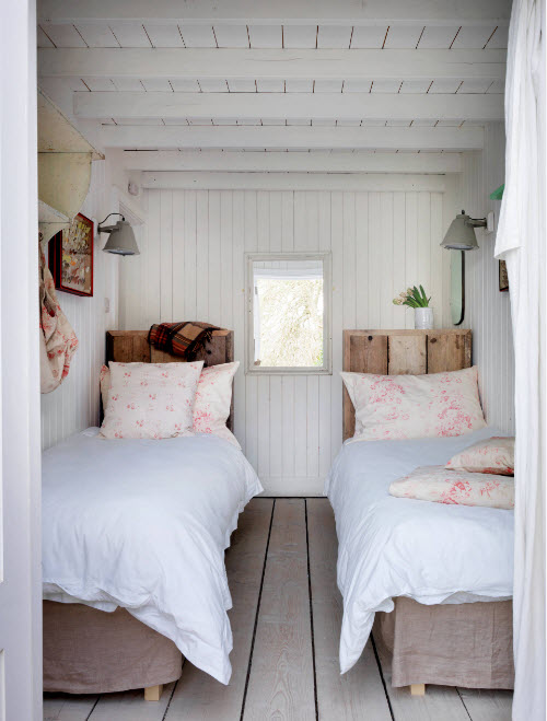 Duas camas em um quarto pequeno