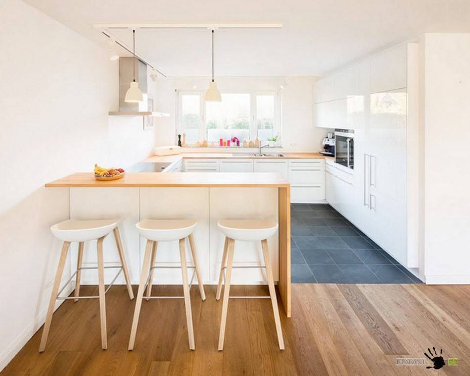 Balta virtuvė su mediniais stalviršiais