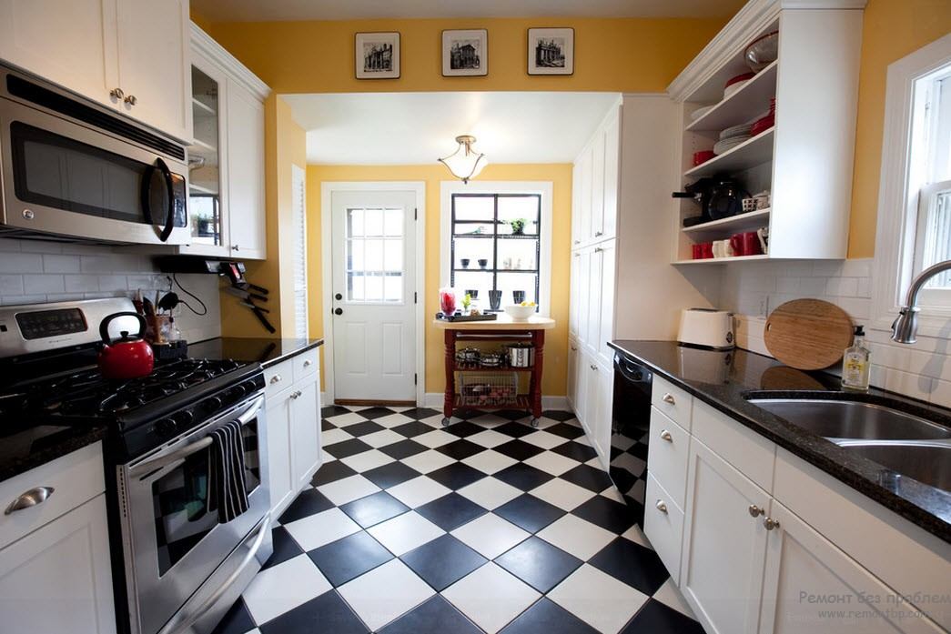 Combinación clásica de colores en blanco y negro en el interior de la cocina con encimera negra.