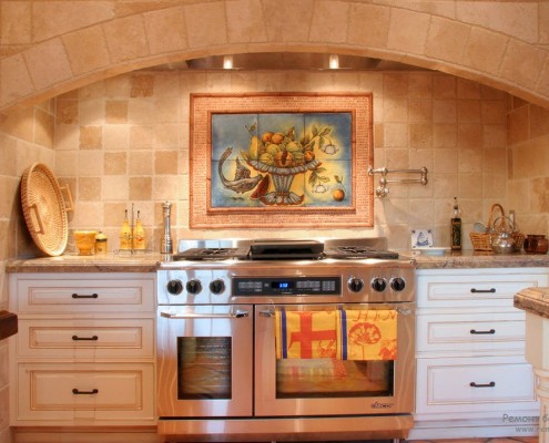 Las paredes de la cocina están cubiertas con azulejos.