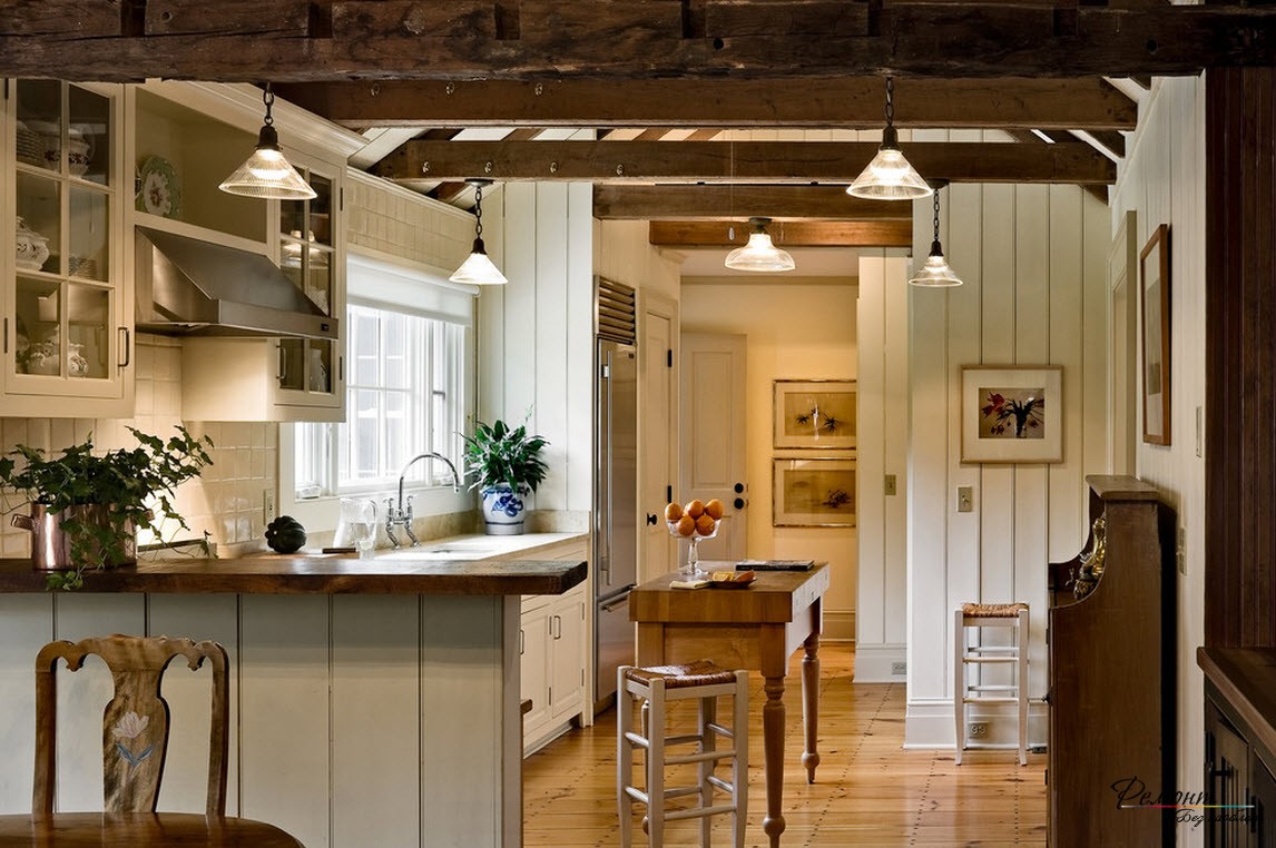 Teto com vigas de madeira no interior de uma cozinha campestre