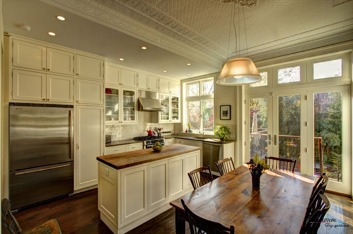 Interior da cozinha em uma casa de campo com uma bela paisagem natural fora da janela