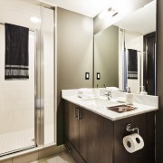 Banheiro com móveis contrastantes