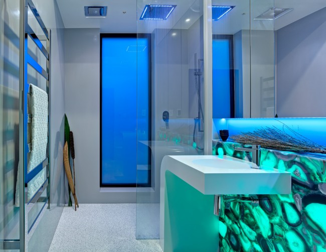 escala azul en el baño