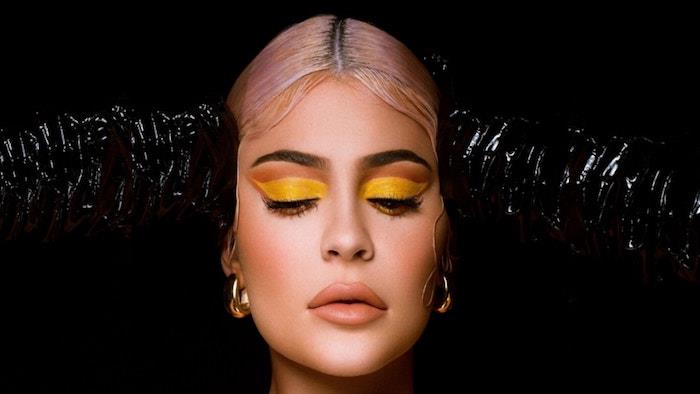 kylie jenner s črnimi rokavicami in modnim rumenim senčilom v ličilih