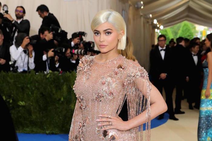 Fotografija Kylie Jenner v blondinki, ki je pri 21 letih najmlajša milijarderka v zgodovini na lestvici Forbes po zaslugi Kylie Cosmetics in Lip Kit