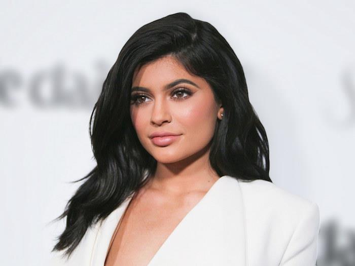 Fotografija Kylie Jenner s polsestro Kim Kardashian je pri 21 letih postala najmlajša milijarderka v zgodovini po poročanju Forbesa s Kylie Cosmetics in Lip Kit