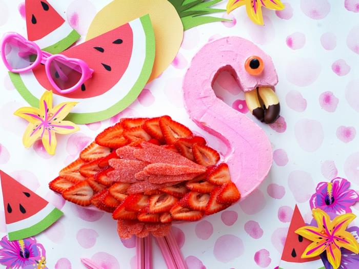 izviren okrasni predmet, okras flaminga, sveže jagode, ki tvorijo telo in krila flaminga, eksotična dekoracija, tropska dekoracija za praznično mizo, otroški rojstni dan