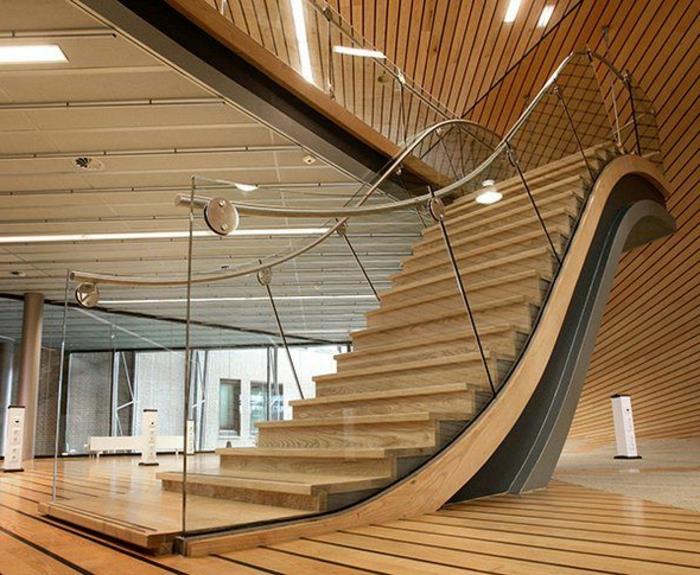 spiralno leseno stopnišče za moderno notranjost in lepa tla s svetlimi tlemi