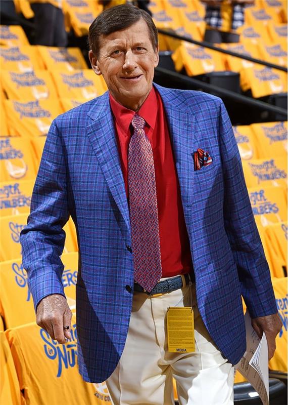 Craig Sager, renkli bir takım elbise, koyu mavi erkek ceketi ile ateşli kırmızı gömlek, beyaz pantolon, açık mavi kemer