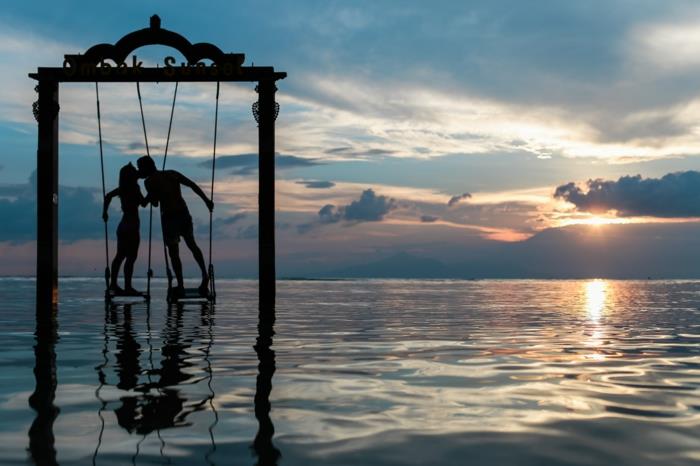 Tayland deniz kıyısında gün batımında çift, güzel romantik görüntü, sevgililer günü için Şubat ayında şenlikli günde romantik çift