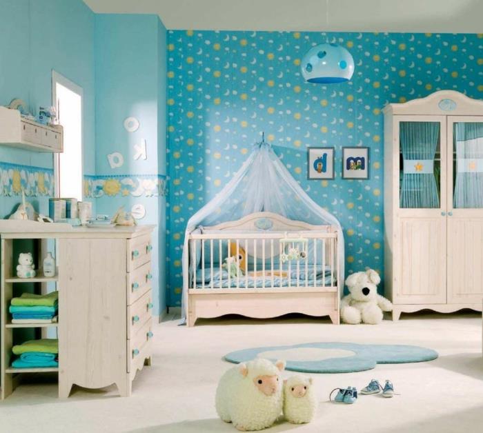 kūdikio mergaitės ar berniuko kambarys yra gana šviesiai mėlynas