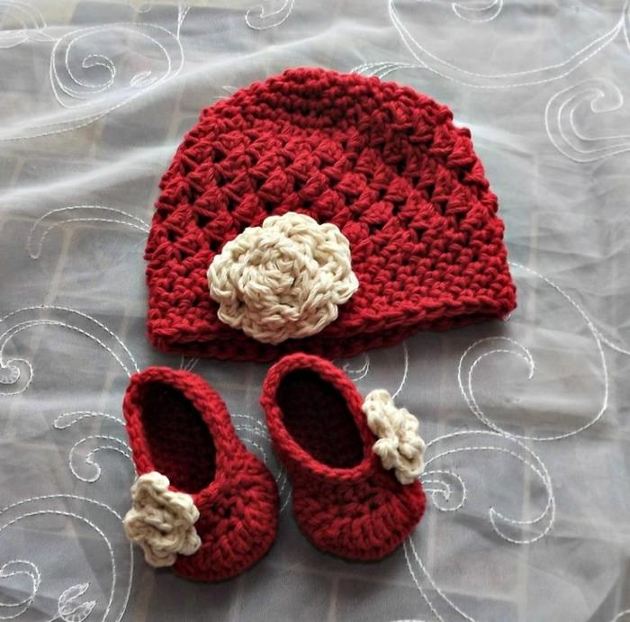 šlepetės-nėrimo-šlepetės-kūdikių bateliai-vaikiškos šlepetės ir skrybėlė-raudona