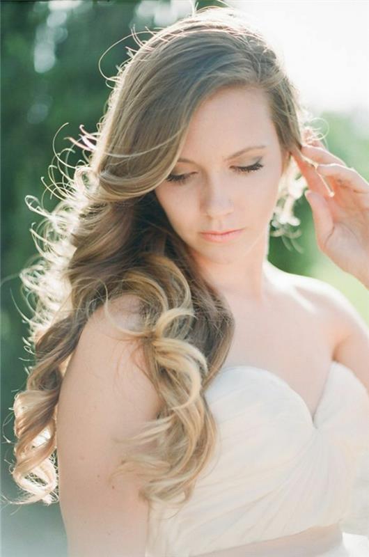 Uzun kıvırcık saçlar için düğün saç modeli Yandan kıvırcık düğün saç modeli