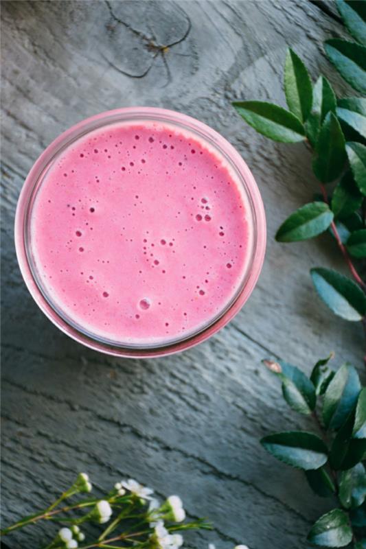 roza smoothie iz mleka in jagod, svetle barve poživljajoče pijače