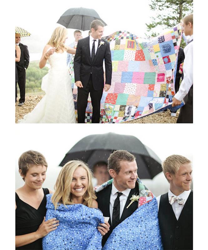 Battaniyeyle oynayan çift, komik grup oyunu, sürpriz düğün fikri, harika eğlenceli fikir