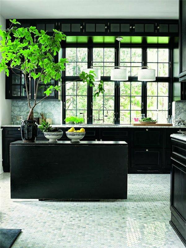 črno-kuhinja-prava-moderna-trend-bela-mozaik-tla-zelena-rastlina