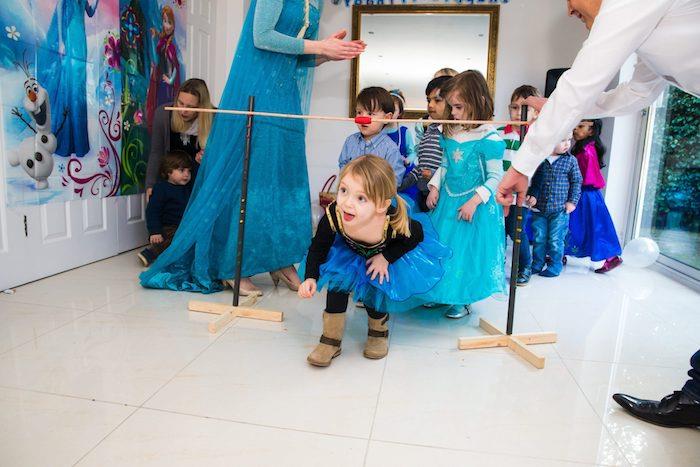 Bir doğum günü sırasında çocuklar için limbo müzik oyunu küçük kız teması kar kraliçesi, prenses gibi giyinmiş küçük kızlar