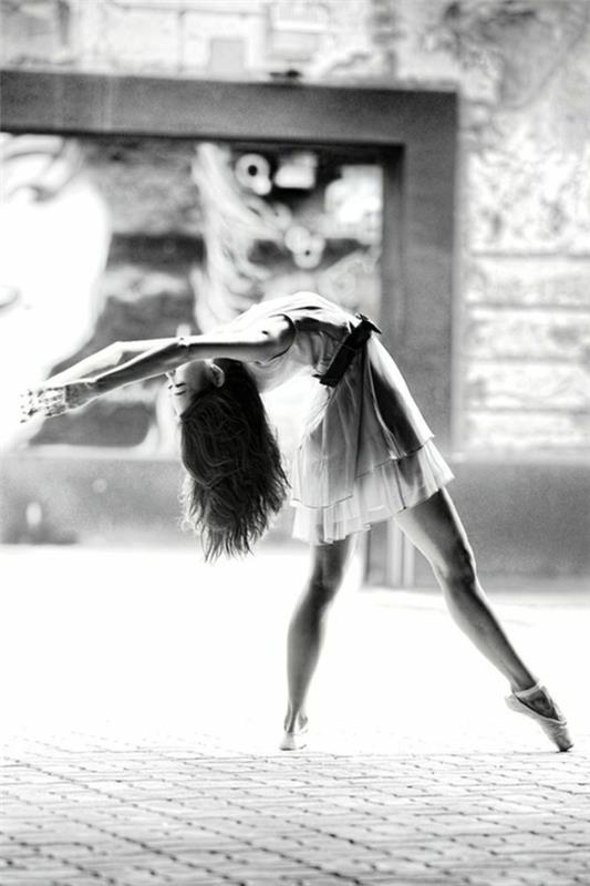 dansçı-fotoğraf-siyah-beyaz-bale-elbise-ayakkabı-uzun saç
