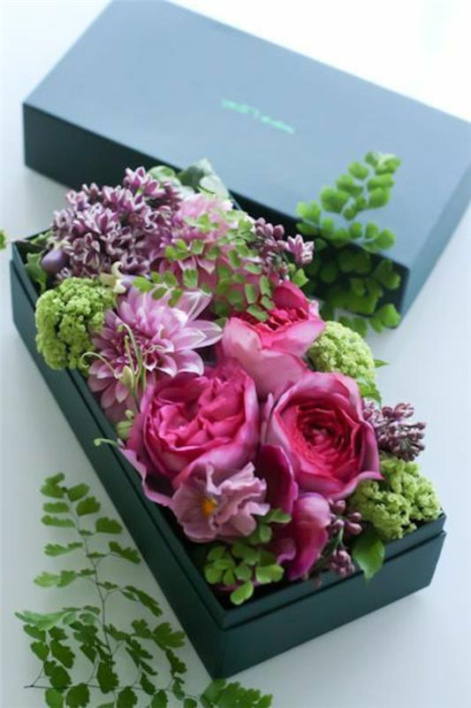 jūsų svetainės dekoravimas su gėlių deriniu dėžutėje