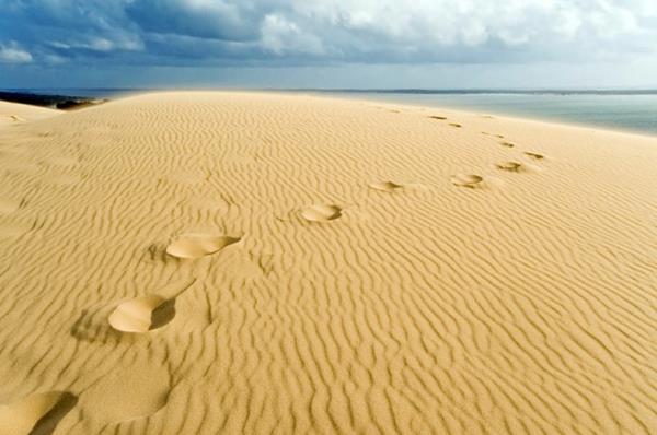 -dune-du-pilat-des-pas-dans-le-sable