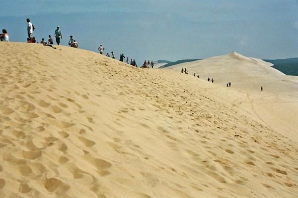 la-dune-du-pilat-la-longue-promenade-le-long-de-la-dune