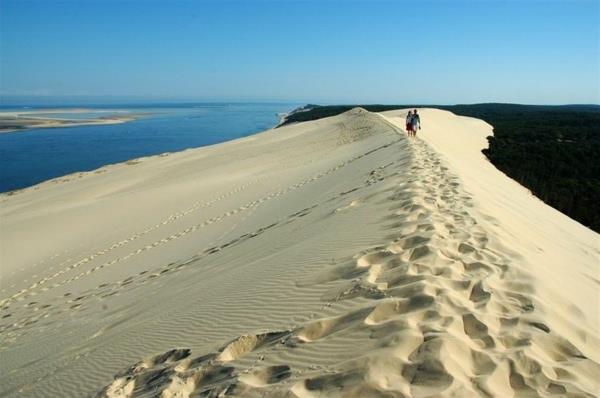 la-dune-du-pilat-marchers-sur-la-crête-de-la-dune-francija