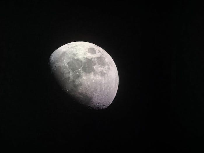 Črno -bela fotografija lune na črnem ozadju, ozadje tumblr, črno -bela slika pokrajine