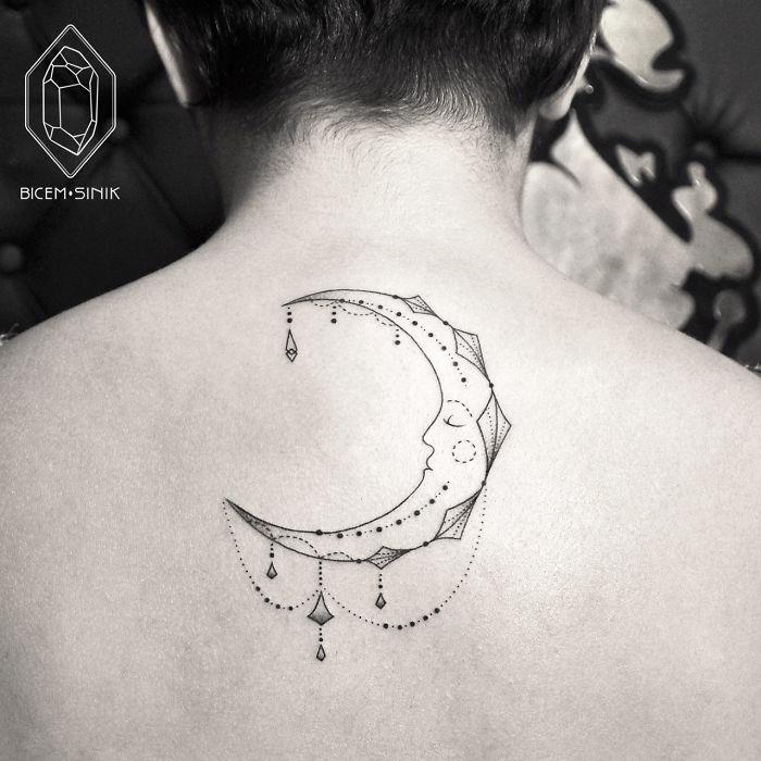 Ideja sove tetovaža luna na hrbtu, slog tetovaže moškega, izvirna ideja risanja tetovaže na hrbtu