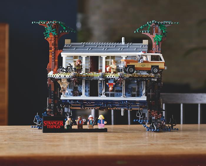 Lego'nun yeni Stranger Things seti, kelimenin tam anlamıyla her şeyi tersine çeviriyor