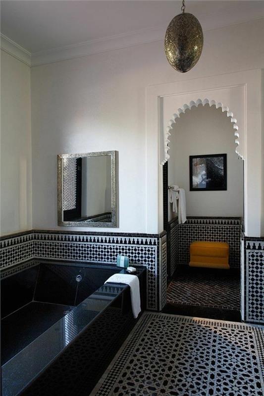 najboljša kopalnica-črno-bela-črna-kad-v-elegantni kopalnici
