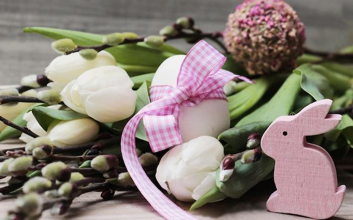 Baltos tulpės, dekoratyvus medinis rožinis zuikis, linksmų Velykų atvirukas, gražus linksmų Velykų įvaizdis geros nuotaikos