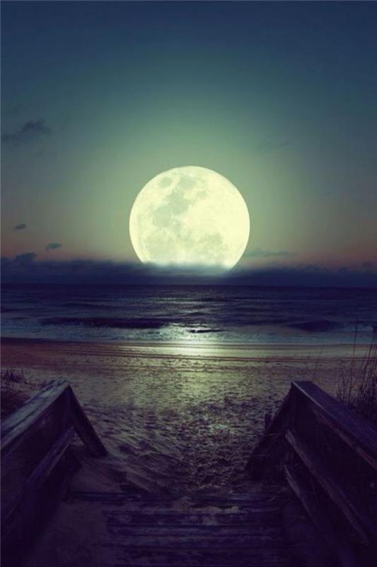 pilnas mėnulis-mėnulis-pakilimas virš jūros