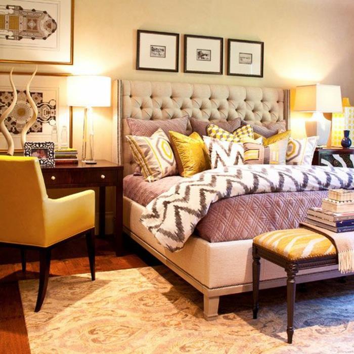 gražiausias miegamasis-taupe-kilimas-spalvotos pagalvėlės-smėlio spalvos-sieninė lempa miegamajame