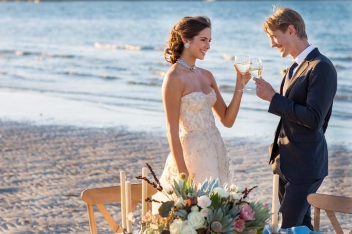 düğün-fotoğraf-pozu-lüks-şampanya kadehi-romantik-düğün-deniz-lüks