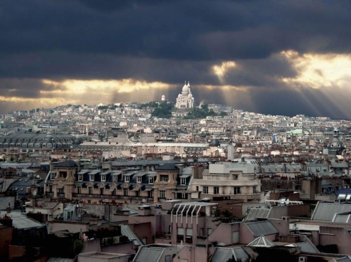 the-roof-terasa-paris-on-the-stogas-gražus vaizdas-of-the-the-city-of-Paris-Montmartre