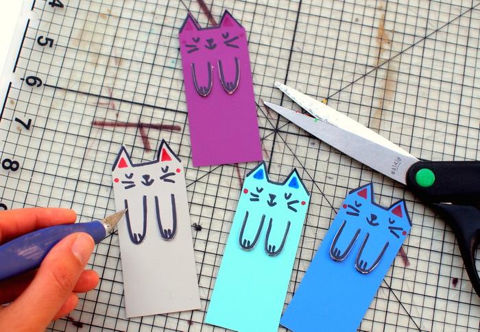 Lavoretti creativi gel dei segnalibro di kartoncini colorati bir forma di gattini con zampe
