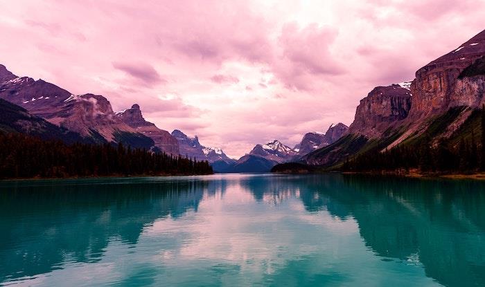 Lepo gorsko jezero ob rožnatem sončnem zahodu, pokrajinske tapete, cvetlične tapete, pisana fotografija, lepota narave