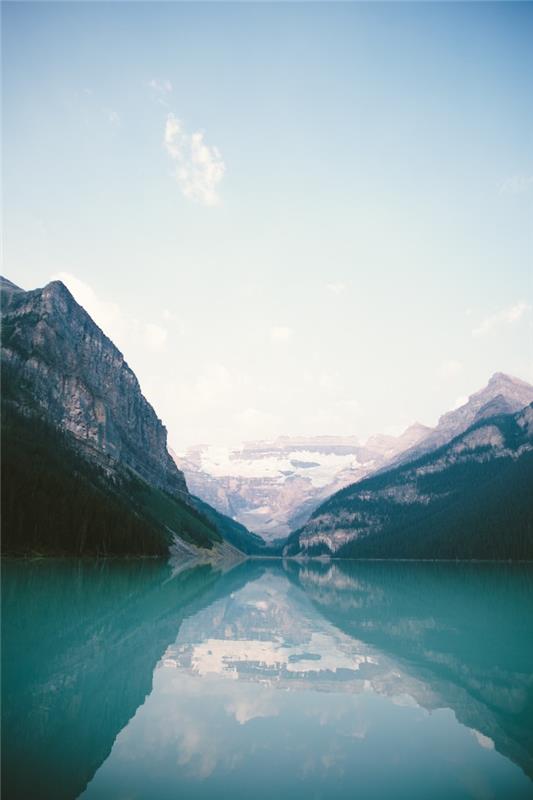 Kanados ežeras ir kalnai, gražiausi pasaulio kraštovaizdžiai, neįprasta kraštovaizdžio fotografija, snieguotas kalnas