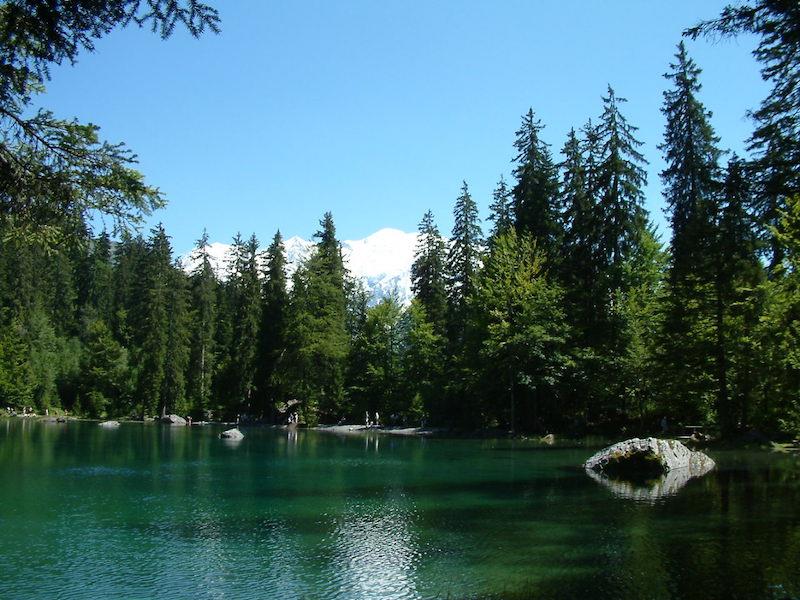 Pogled na jezero Haute Savoie na mont blanc zeleno jezero