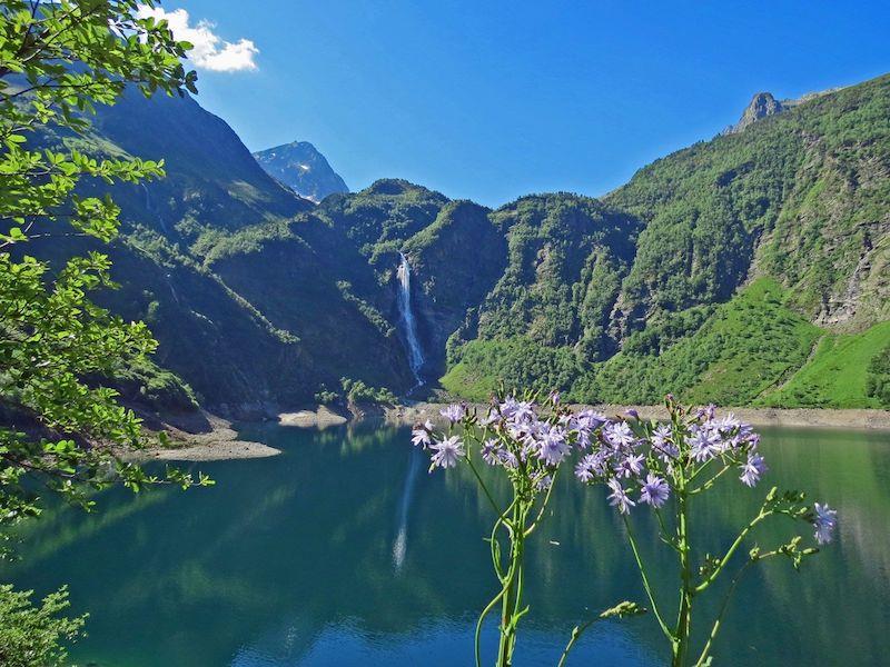 jezerska gora s slikovitim slapom lac d oo