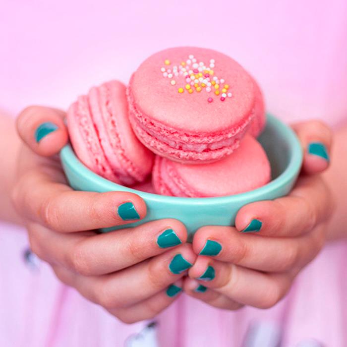 ladurée-champs-elysées-ladure-idea-gift-luxury-luxury-macaroons-box-le-macaron-rose-malina-macaroons