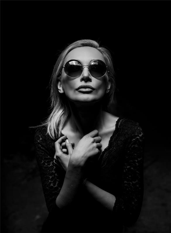 Okrogla sončna očala, ženski obraz Lady Gaga, bela ozadja, svetlo črno -bela ozadja