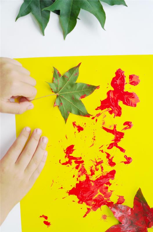pustite pisane odtise odmrlih listov na kos slikanja rumenega papirja za 2 3 letnike