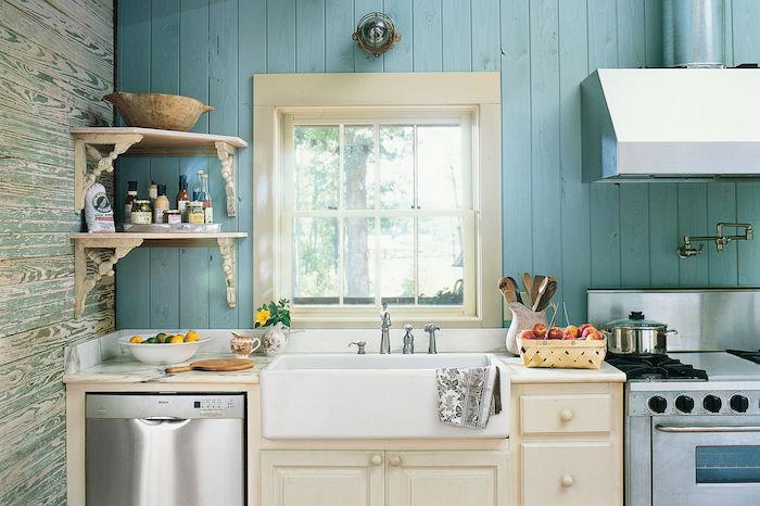 pastel mavi ile yeniden boyanmış sıçrama panelleri fikri, beyaz alt dolap, eski köşe rafı, beyaz lavabo ile country şık mutfak dekoru