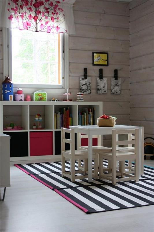 baltos sienos dailylentės-originalus-vaikų kambarys-mažas-stalas-su kėdėmis