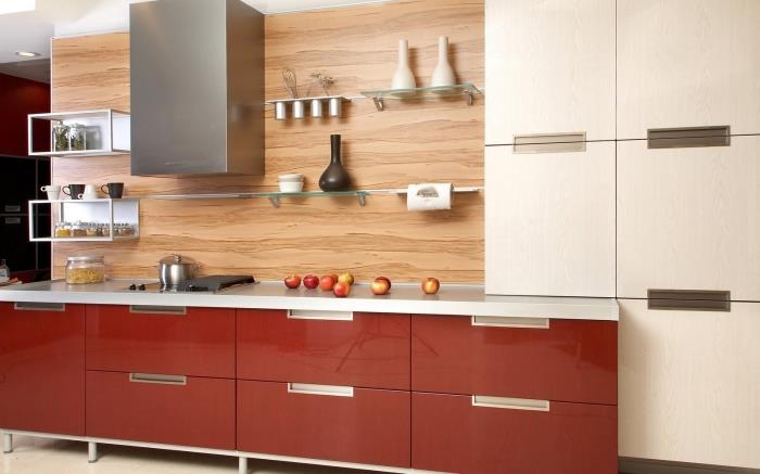 mutfak duvar kaplama fikri, ahşap duvar kaplamalı ve kırmızı mobilyalı mutfak dekoru, raflı saklama ucu