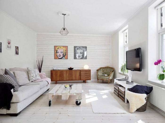 sienų dailylentės-svetainė-danga-baltos-medinės grindys-šviesiai pilka-sofa