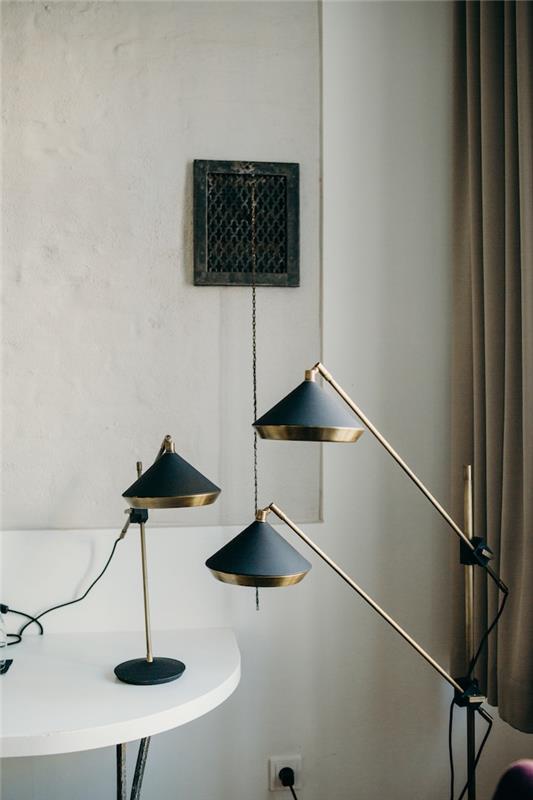 pirinç ve siyah mafsallı kol lambasının özgün tasarım zemin lambası örneği