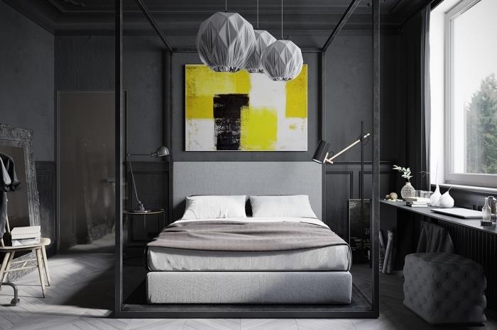 büyük siyah demir karyola ile döşenmiş koyu gri duvar boyama ile şık yetişkin yatak odası modeli